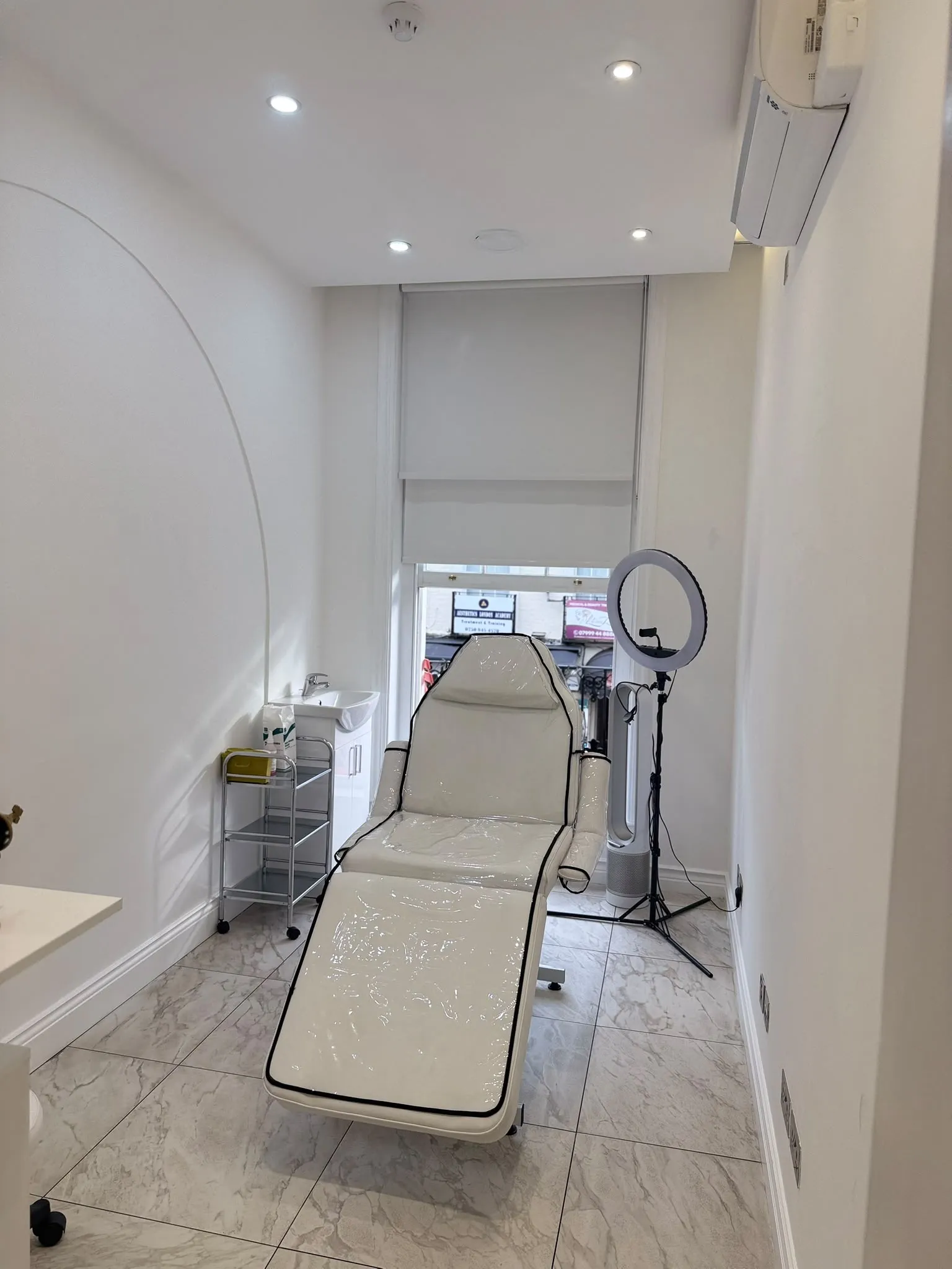 Treatment room in Kensington and Chelsea – photo 2