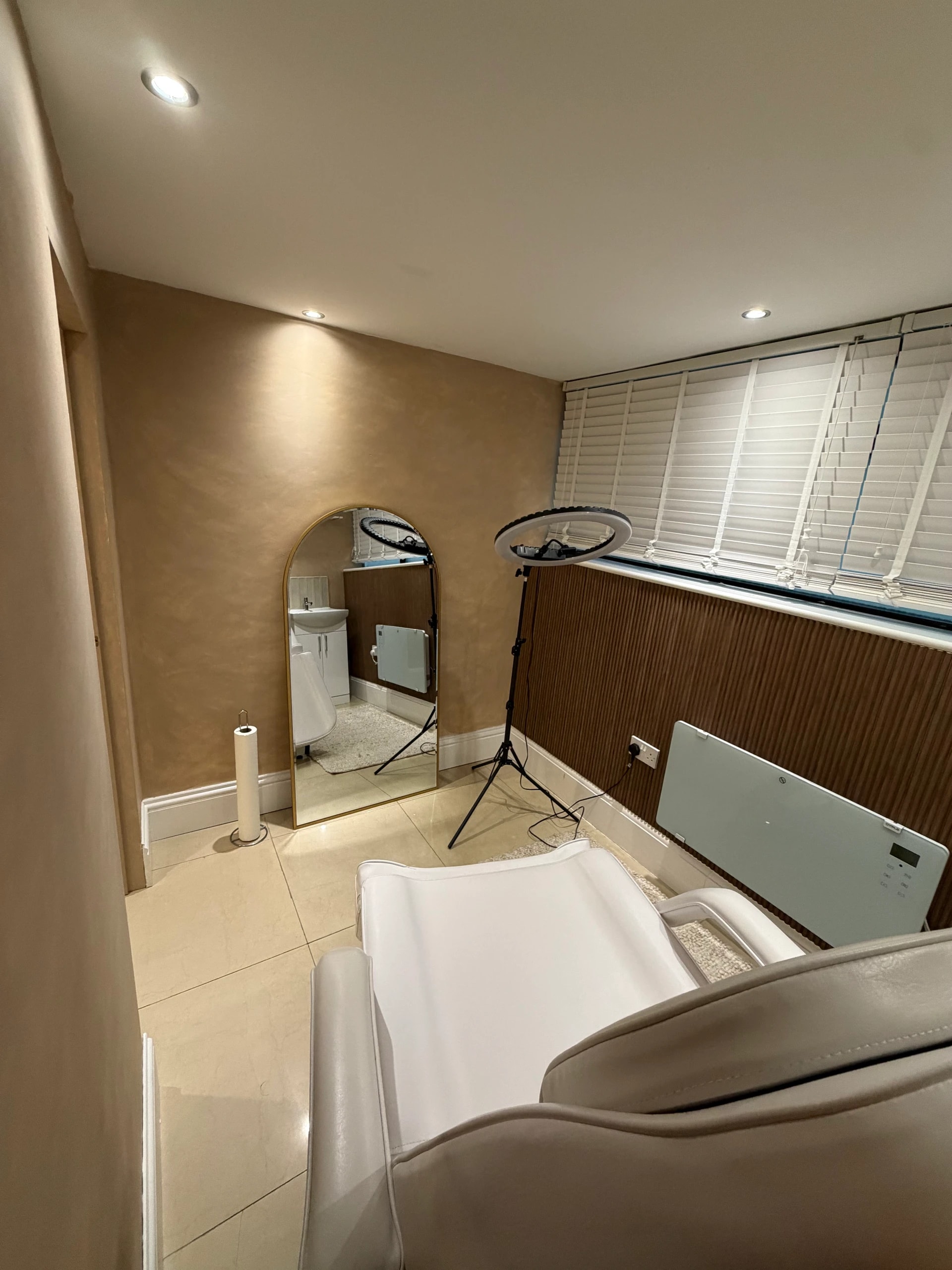 Treatment room in Kingston upon Thames – photo 1
