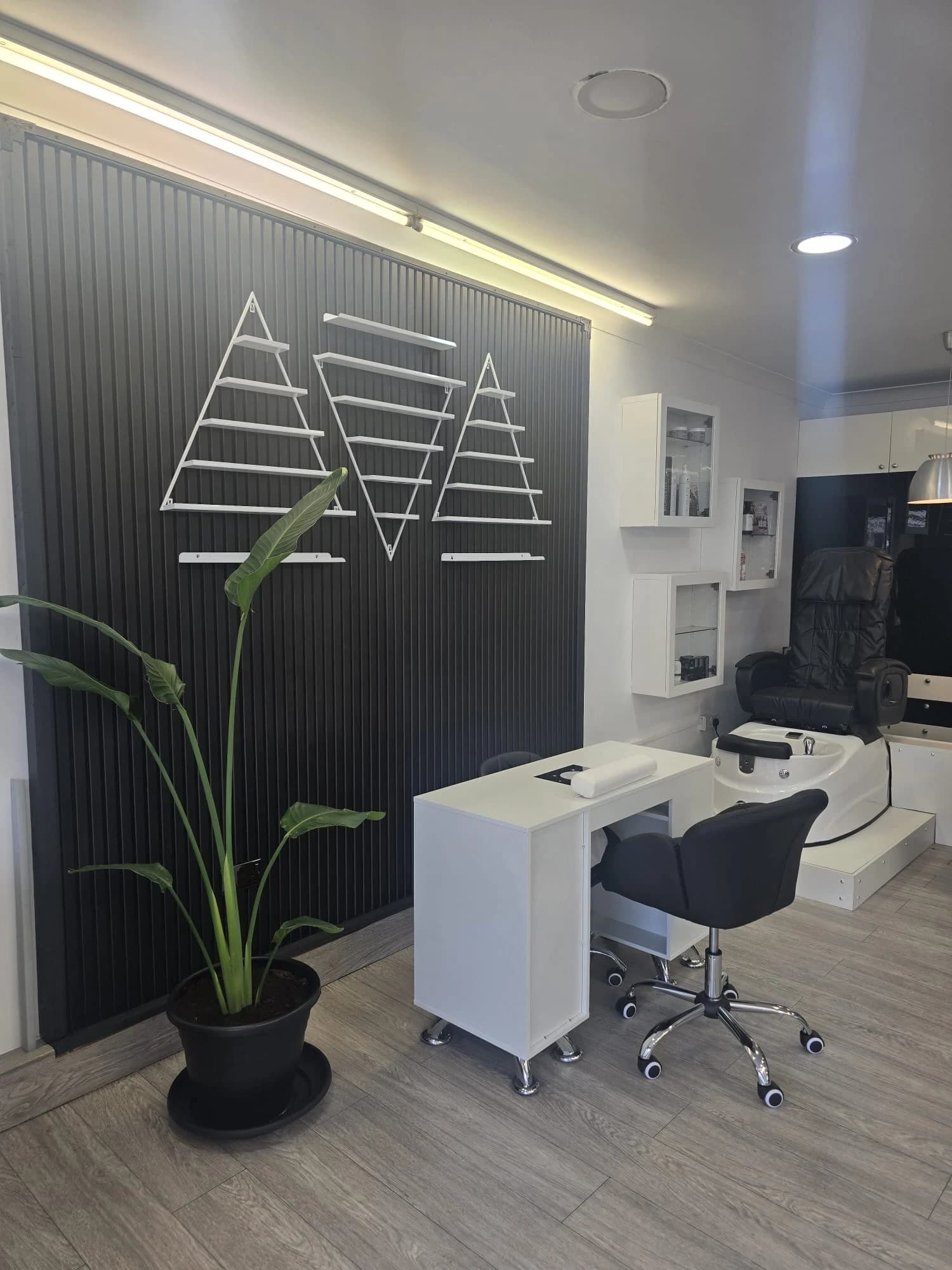 Nail station to rent in Enfield – Black tiara hair and beauty salon