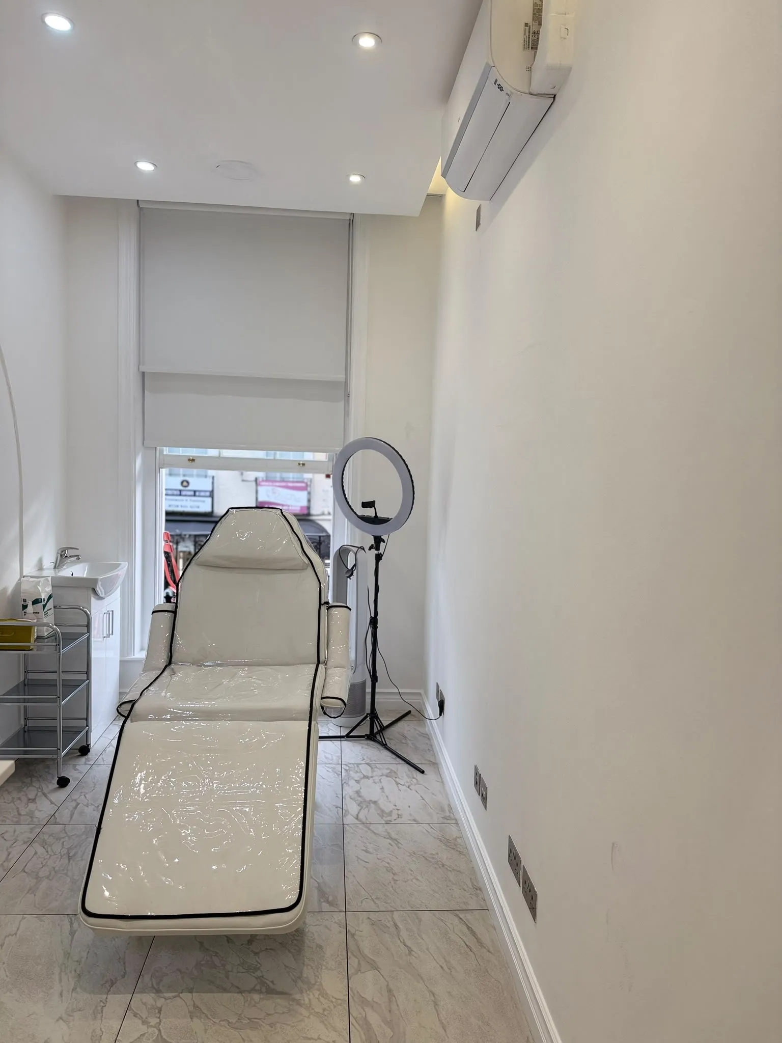 Treatment room to rent in Kensington and Chelsea – Beauty Art Aesthetics